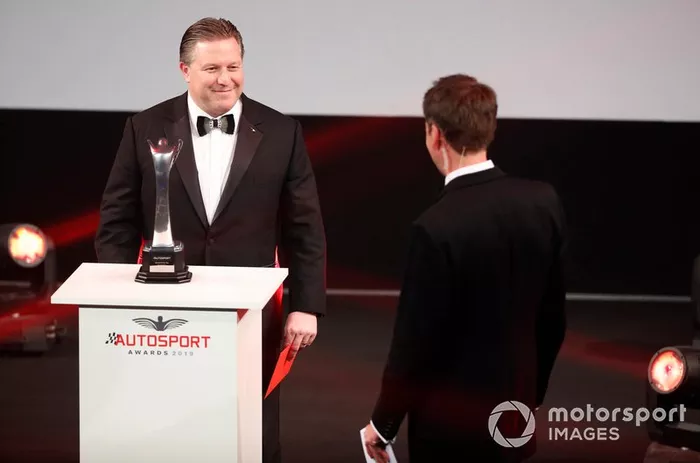 Zak Brown, Director Ejecutivo de McLaren, en el escenario para presentar el premio Momento del Año
