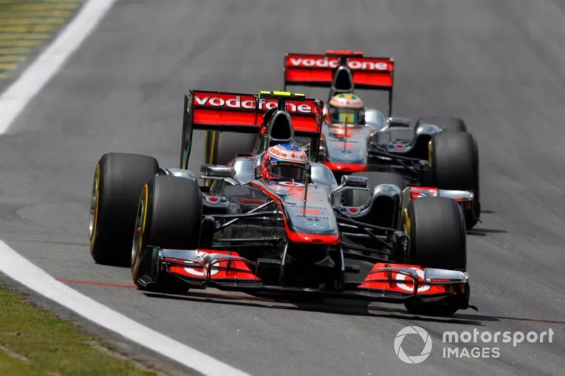 Jenson Button et Lewis Hamilton en piste