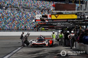 #7 Acura Team Penske Acura DPi, DPi: Helio Castroneves, Ricky Taylor, Alexander Rossi, pit stop