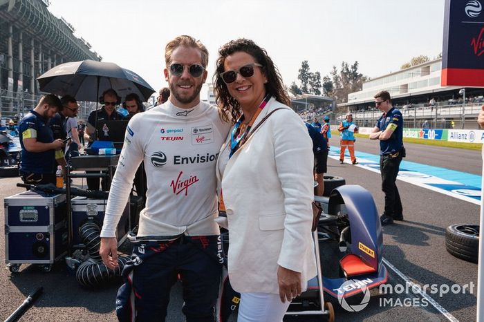 Un invitado posa para una foto con Sam Bird en la cuadrícula