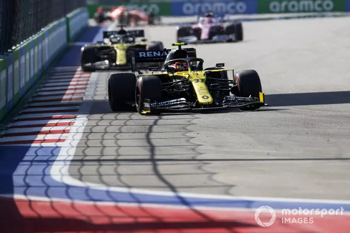 Esteban Ocon, Renault F1 Team R.S.20, Daniel Ricciardo, Renault F1 Team R.S.20, Sergio Pérez, Racing Point RP20