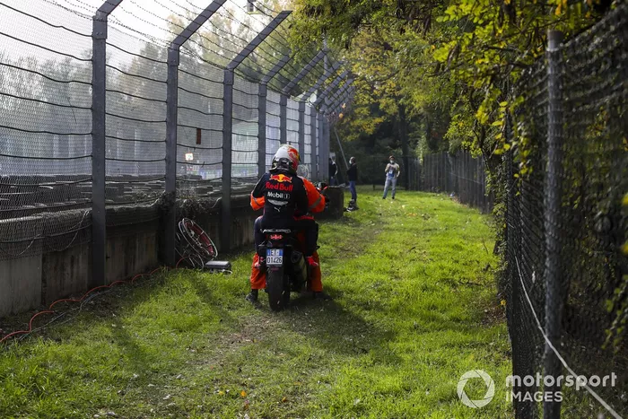 Max Verstappen, Red Bull Racing después de retirarse de la carrera