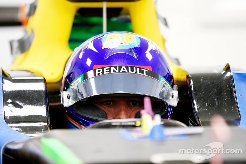 Fernando Alonso visita la fábrica de Renault F1 en Enstone