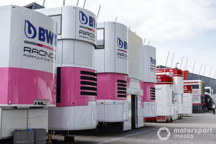 Racing Point motorhomes en el paddock