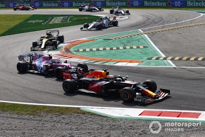 Max Verstappen, Red Bull Racing RB16, Lance Stroll, Racing Point RP20, Esteban Ocon, Renault F1 Team R.S.20, Pierre Gasly, AlphaTauri AT01, al inicio