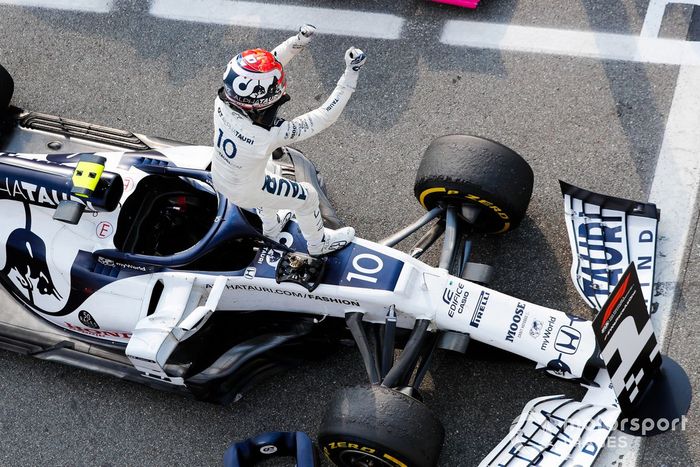 Ganador Pierre Gasly, AlphaTauri, celebrates en Parc Ferme