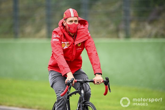 Sebastian Vettel, Ferrari, recorre la pista en bici
