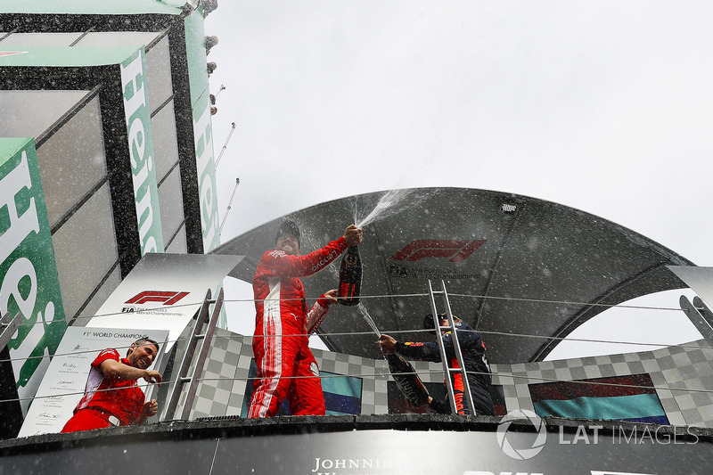 Le vainqueur Sebastian Vettel, Ferrari, avec le champagne sur le podium
