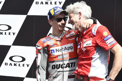 Sur le podium : le vainqueur Jorge Lorenzo, Ducati Team, Gigi Dall'Igna, le manager de Ducati Team