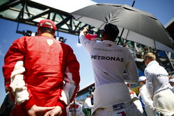 Kimi Raikkonen, Ferrari, e Lewis Hamilton, Mercedes AMG F1, in griglia di partenza