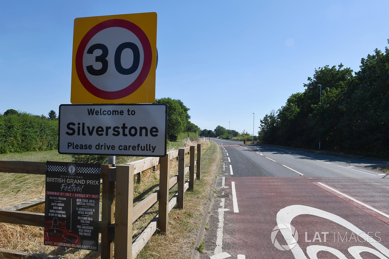Silverstone Village, cartello stradale