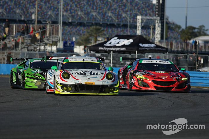 #59 Manthey Racing Porsche 911 GT3 R: Steve Smith, Harald Proczyk, Sven Muller, Matteo Cairoli