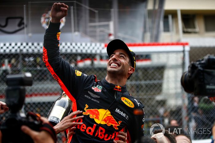 Podio: ganador de la carrera Daniel Ricciardo, Red Bull Racing celebra
