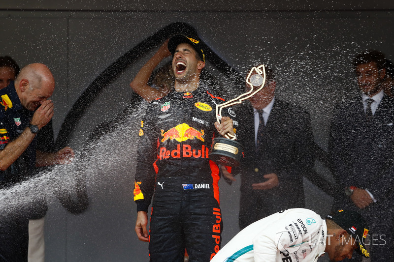 Le vainqueur Daniel Ricciardo, Red Bull Racing, est arrosé de champagne avec Adrian Newey, Directeur technique, Red Bull Racing, et Lewis Hamilton, Mercedes AMG F1