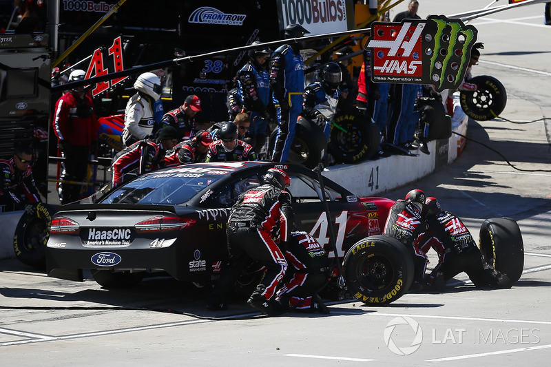 Kurt Busch, Stewart-Haas Racing, Ford Fusion Haas Automation/Monster Energy pit stop