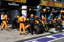 Фернандо Алонсо, McLaren MCL33 піт-стоп