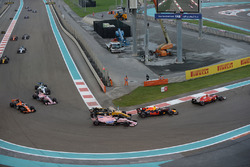 Nico Hulkenberg, Renault Sport F1 Team RS17 y Esteban Ocon, Sahara Force India VJM10