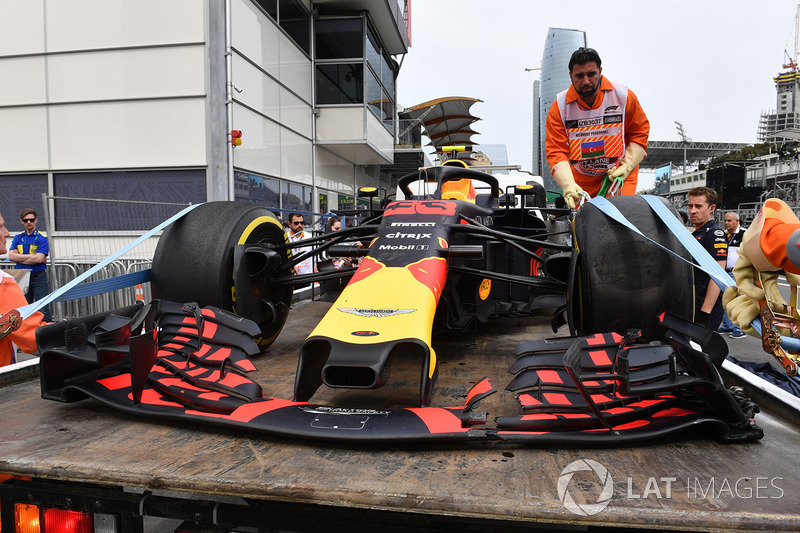 El coche chocado de Max Verstappen, Red Bull Racing RB14 es llevado a los boxes