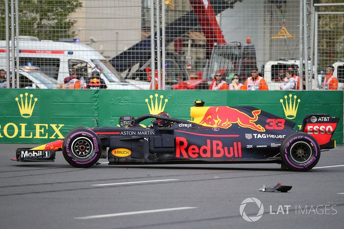 El auto chocado de Max Verstappen, Red Bull Racing RB14