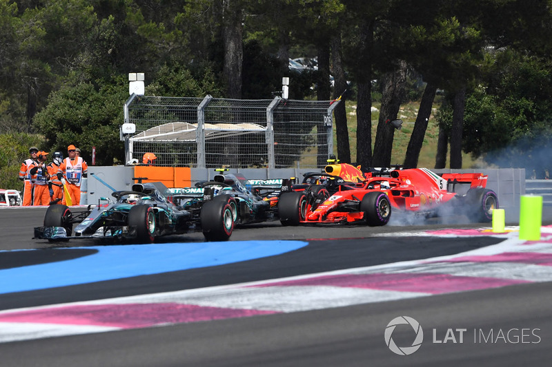 Lewis Hamilton, Mercedes-AMG F1 W09 leads at the start of the race as Sebastian Vettel, Ferrari SF71H locks up and hits Valtteri Bottas, Mercedes-AMG F1 W09