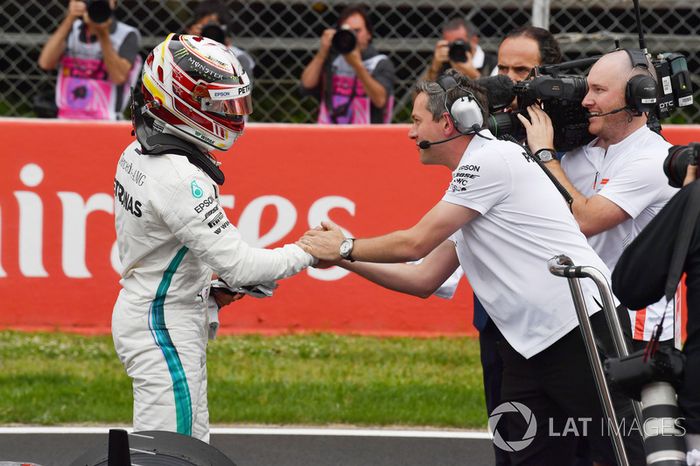 Ganador de la pole Lewis Hamilton, Mercedes-AMG F1 celebra en parc ferme