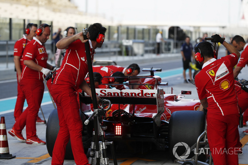 Kimi Raikkonen, Ferrari SF70H, au stand