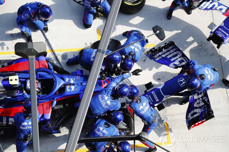 Пит-стоп после столкновения: Пьер Гасли, Scuderia Toro Rosso STR13