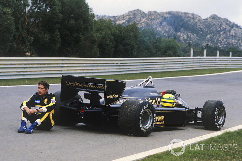 Ayrton Senna, Lotus 97T, attend d'être récupéré après un problème mécanique