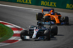 Lewis Hamilton, Mercedes AMG F1 W09, Fernando Alonso, McLaren MCL33