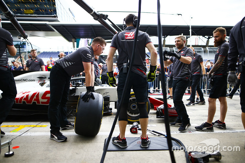 The Haas team prepares to conduct a practice pit stop