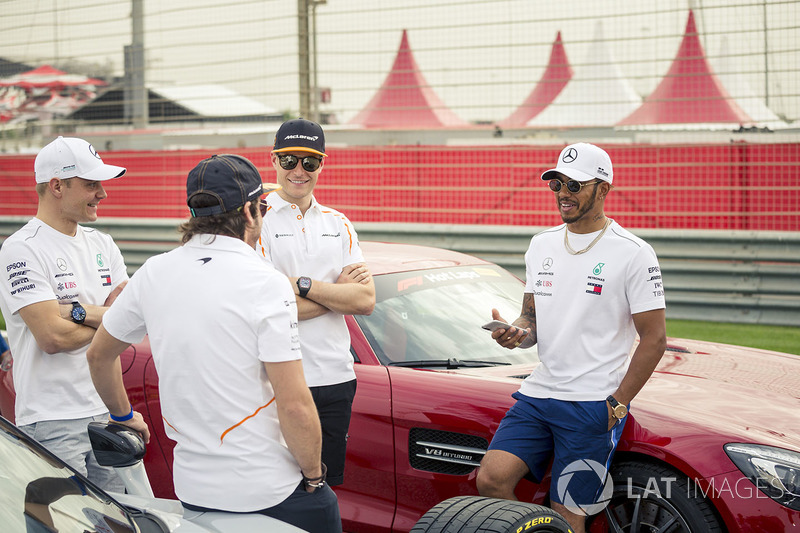 Fernando Alonso, McLaren, Valtteri Bottas, Mercedes-AMG F1, Lewis Hamilton, Mercedes-AMG F1 y Stoffel Vandoorne, McLaren con los coches de Pirelli Hot Laps