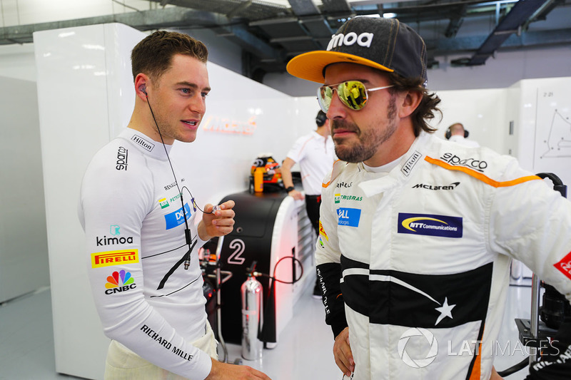 Stoffel Vandoorne, McLaren, talks with Fernando Alonso, McLaren