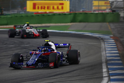 Pierre Gasly, Toro Rosso STR13, Kevin Magnussen, Haas F1 Team VF-18