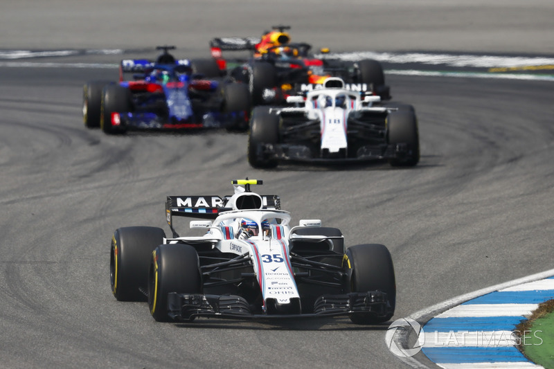 Sergey Sirotkin, Williams FW41, precede Lance Stroll, Williams FW41