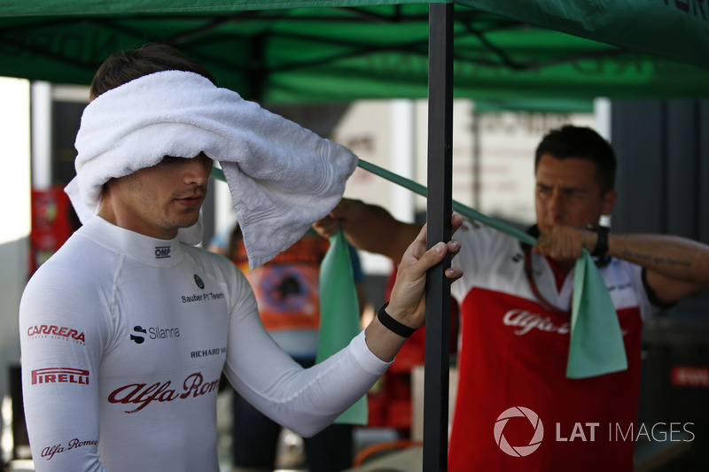 Charles Leclerc, Sauber warms up