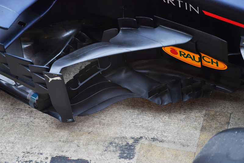 Red Bull Racing RB14 detalle de  pontón y barcaza