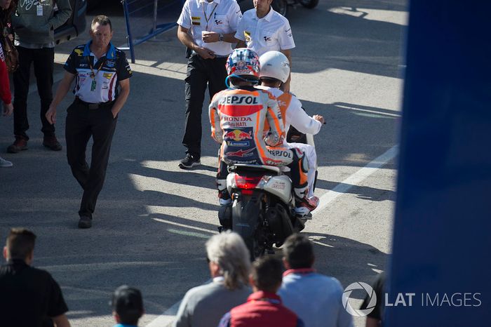 Dani Pedrosa, Repsol Honda Team, después de su caída
