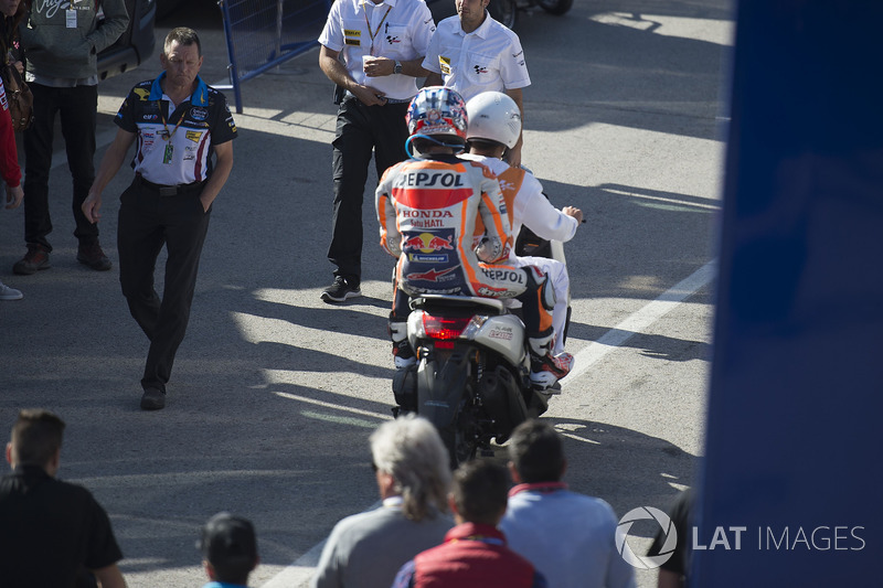 Dani Pedrosa, Repsol Honda Team, nach Sturz