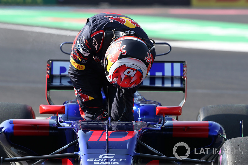 Pierre Gasly, Scuderia Toro Rosso STR12 stops on track in FP3