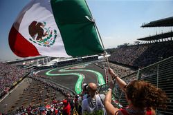 Lewis Hamilton, Mercedes-Benz F1 W08 passe devant un fan et le drapeau mexicain dans les tribunes