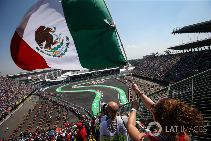 Lewis Hamilton, Mercedes-Benz F1 W08  passes fan with Mexican flag in the grandstand