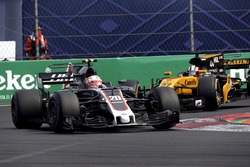 Kevin Magnussen, Haas F1 Team VF-17 and Nico Hulkenberg, Renault Sport F1 Team RS17 battle