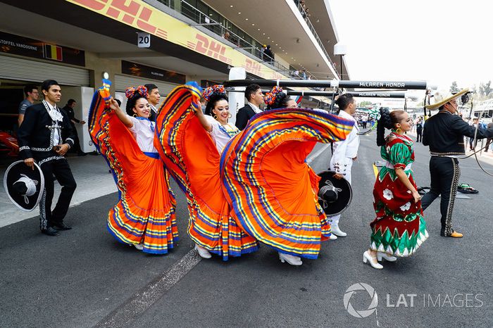 Bailarines y mariachis en el garaje de Fernando Alonso y Stoffel Vandoorne, McLaren
