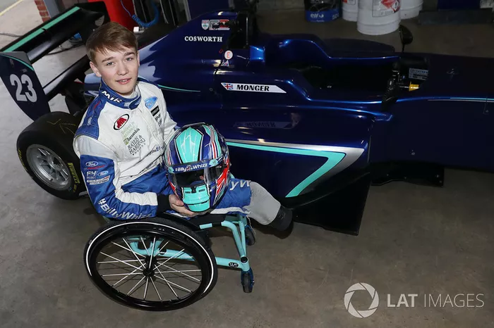 Billy Monger en el coche de carreras, regreso a probar el Carlin MSV Fórmula 3