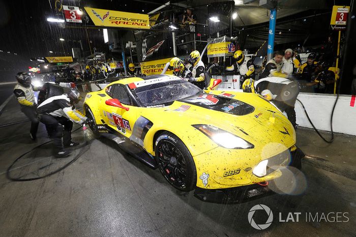 #3 Corvette Racing Chevrolet Corvette C7.R, GTLM: Antonio Garcia, Jan Magnussen, Mike Rockenfeller, pit stop