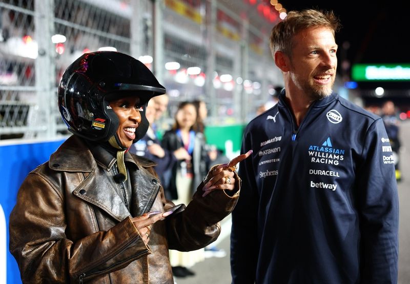 Cynthia Erivo en las Pirelli Hot Laps con Jenson Button