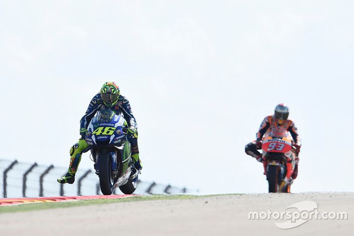 Rossi y Márquez durante el GP de Aragón 2016