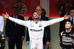 Podio: ganador de la carrera Lewis Hamilton, Mercedes AMG F1, tercer lugar Sergio Pérez, Sahara Forc