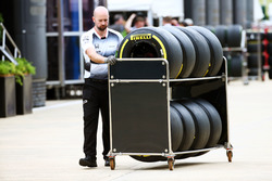 Ein McLaren-Mechaniker mit Pirelli-Reifen