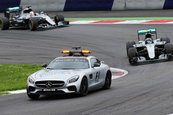 Nico Rosberg, Mercedes AMG F1 W07 Hybrid führt hinter dem FIA Safetycar